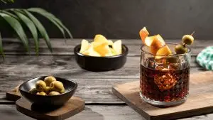 כוס ורמוט מוגשת עם זיתים