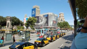 מוניות ואובר בברצלונה, ונהג פרטי דובר עברית: מה עובד, כמה בערך ואיך לא נעקצים