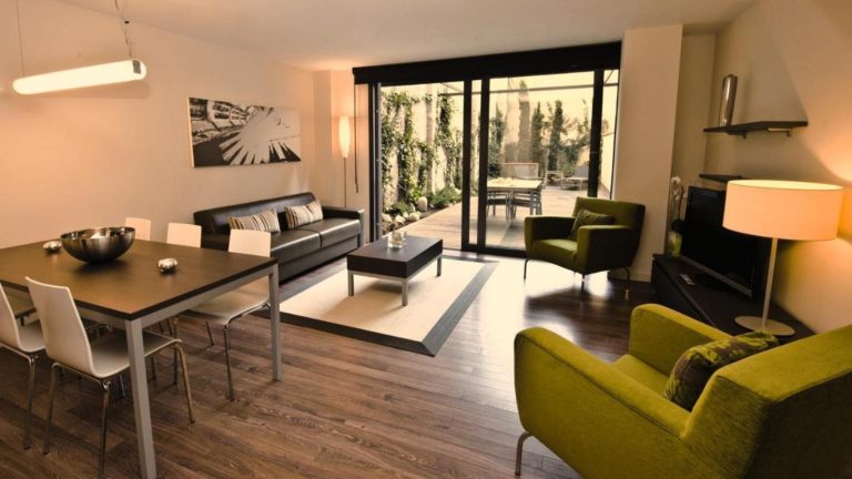 סלון ופינת אוכל עם יציאה לגינה בדירה ב-Casp 74 Apartments בברצלונה