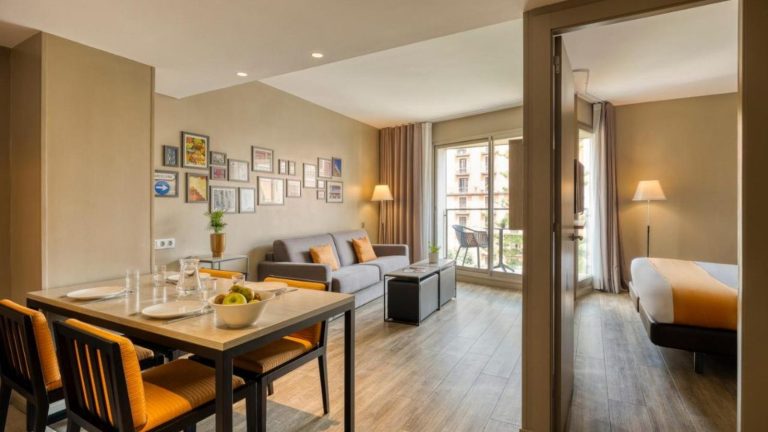 סלון, פינת אוכל וחדר שינה בדירה ב-Citadines Ramblas Barcelona