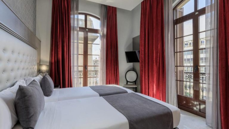 חדר זוגי עם חלונות גבוהים ב-Hotel Ciutadella Barcelona