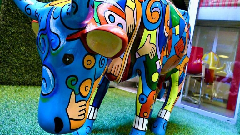 פסל פרה צבעוני מאוסף CowParade במלון Hotel Turin Barcelona