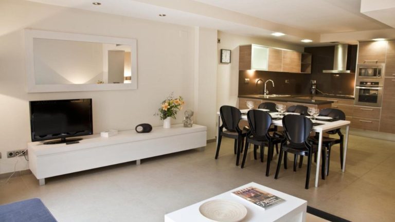 סלון, פינת אוכל ומטבח פתוח בדירה ב-Up Suites BCN באישמפלה